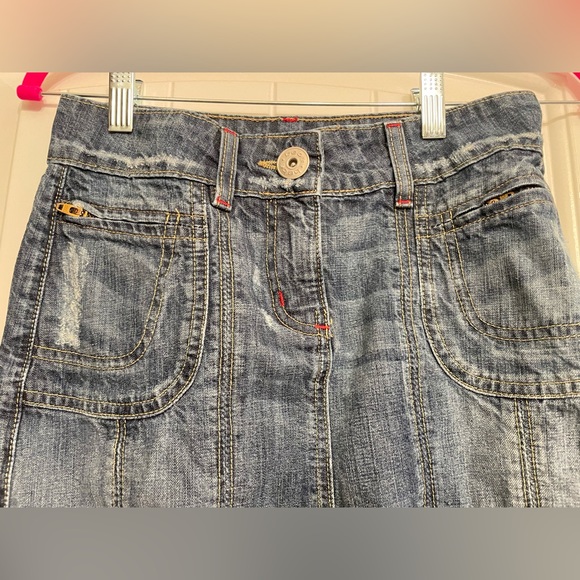 Bebe distressed denim skit. ADORBS! Size 26. Excellent used condition. - Picture 3 of 5